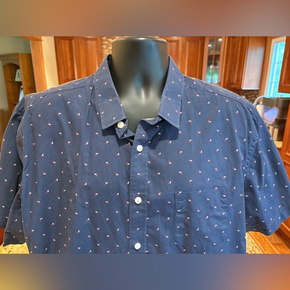 UNTUCKit men’s short sleeve button front shirt. Sharp Navy Blue with Red Pattern - Picture 2 of 7